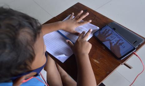 Pelajar Sekolah Dasar mengikuti pembelajaran jarak jauh (PJJ). Di masa pandemi Covid-19, jangan lupa jaga kesehatan mata anak yang belajar daring.