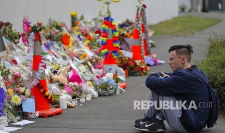 Seorang siswa memberikan penghormatan di sebuah taman di luar masjid Al Noor di Christchurch, Selandia Baru, Senin (18/3/2019). 