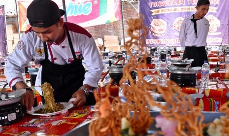 Seorang siswa membuat masakan kreasi dengan menggunakan bahan mie instan di SMK Negeri 1 Bawen, Kabupaten Semarang, Jawa Tengah (ilustrasi)