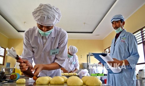 Seorang siswa membuat roti saat ujian kompetensi keahlian pengolahan hasil pertanian di SMK Negeri 1 Bawen, Kabupaten Semarang, Jawa Tengah, Rabu (18/4). 