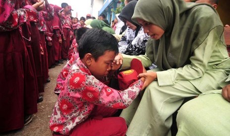 Seorang siswa menangis saat sungkeman kepada guru di SD Muhammadiyah Kemantran, Kabupaten Tegal, Jawa Tengah, Rabu (25/11). (Antara/Oky Lukmansyah)