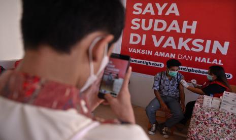 Seorang siswa mendapatkan suntikan vaksin di SMA Negeri 3 Manado, Sulawesi Utara, Kamis (23/9/2021). Pelaksanaan vaksinasi dosis satu dan dua bagi siswa-siswi peserta Pembelajaran Tatap Muka (PTM) terbatas, sebagai upaya mencegah penyebaran COVID-19 di kalangan murid dan internal sekolah. 