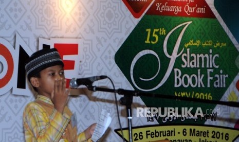 Seorang siswa mengikuti lomba baca puisi di arena kidzone IBF di Jakarta, Rabu (2/3). 