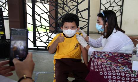 Seorang siswa menjalani vaksinasi COVID-19 saat giat Lantas Serbu Vaksin Merdeka Anak Kalbar (Laserin) di Sekolah Dasar Gembala Baik, Pontianak, Kalimantan Barat, Senin (24/1/2022). Giat Laserin untuk anak-anak usia 6-11 tahun yang digelar Dit Lantas Polda Kalbar tersebut bertujuan untuk mendukung program pemerintah dalam percepatan vaksinasi di wilayah setempat. 