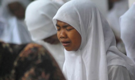 Seorang siswa peserta pesantren Ramadhan menangis saat malam Muhasabah di Masjid Mukhlisun Bunga Tanjung, Lubuk Buaya, Padang, Sumbar, (Ilustrasi)