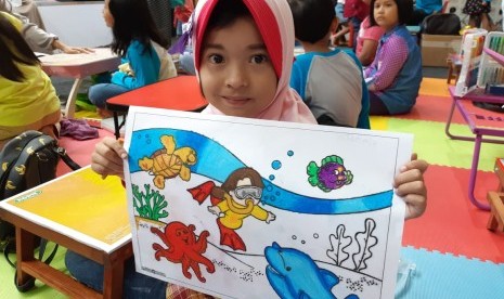 Seorang siswa SD Bosowa Bina Insani program Inter menunjukkan kebolehannya mewarnai gambar.