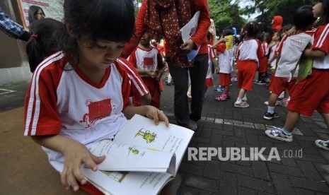  Seorang siswa SD Gagas Ceria membacan buku saat acara Kaiaan Maca Gagas Ceria di Jalan Malabar, Kota Bandung, Jumat (3/3). 