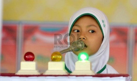   Seorang siswa Sekolah Dasar (SD) mengikuti lomba hafalan Alquran surat pendek tingkat SD/Diniyah dalam lomba kemampuan keagamaan dan seni di Masjid Istiqlal, Jakarta, Kamis (9/1).    (Republika/Agung Supriyanto)