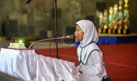  Seorang siswa Sekolah Dasar (SD) mengikuti lomba hafalan Alquran surat pendek tingkat SD/Diniyah dalam lomba kemampuan keagamaan dan seni di Masjid Istiqlal, Jakarta, Kamis (9/1).    (Republika/Agung Supriyanto)