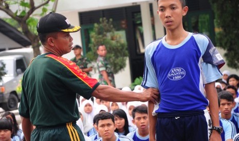 Seorang siswa SMA diajarkan disiplin oleh anggota saat mengikuti pendidikan bela negara di Markas Kodim 0712, Kabupaten Tegal, Jateng ( ilustrasi)