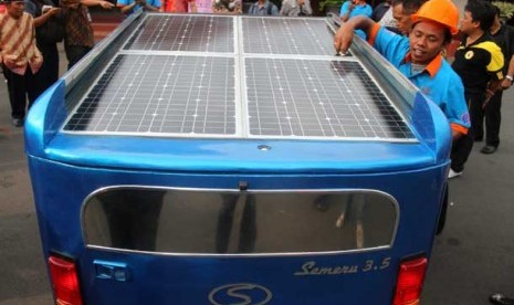   Seorang siswa SMK Muhammadiyah membersihkan panel tenaga surya di mobil hibrid tenaga surya yang dikendarainya di Pendopo kabupaten Malang, Jawa Timur, Jumat (2/11).