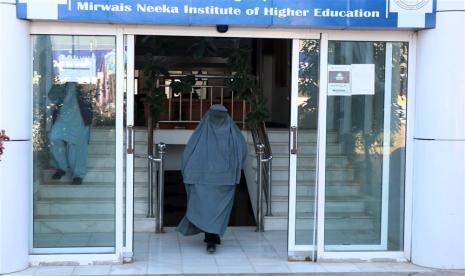  Seorang siswi Afganistan meninggalkan Institut Pendidikan Tinggi Mirwais Neeka di Kandahar, Afganistan, 21 Desember 2022. Taliban yang berkuasa telah melarang perempuan untuk kuliah di Afganistan, menurut perintah yang dikeluarkan pada 20 Desember 2022. Setelah mendapatkan kembali kekuasaan, Taliban awalnya bersikeras bahwa hak-hak perempuan tidak akan terhalang, sebelum melarang anak perempuan berusia di atas 12 tahun untuk bersekolah awal tahun ini. Utusan PBB untuk negara itu, Roza Otunbayeva, sekali lagi mengutuk penutupan sekolah menengah untuk anak perempuan, sebuah langkah yang menurutnya berarti tidak akan ada lagi siswa perempuan yang memenuhi syarat untuk masuk universitas dalam waktu dua tahun.