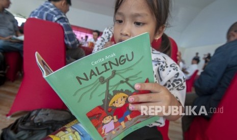 Seorang siswi Sekolah Dasar membaca buku komik tentang kebencanaan pada peluncurannya di Palu, Sulawesi Tengah, Selasa (19/6/2019). 