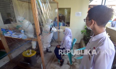 Seorang siswi SMPN 10 Padang mengikuti tes usap (swab test) PCR COVID-19 di Puskesmas Pasar Ambacang, Padang, Sumatera Barat, Rabu (17/2/2021). Sebanyak 814 siswa termasuk guru SMPN 10 Padang mengikuti tes usap massal setelah dua orang guru di sekolah tersebut terkonfirmasi positif COVID-19. 