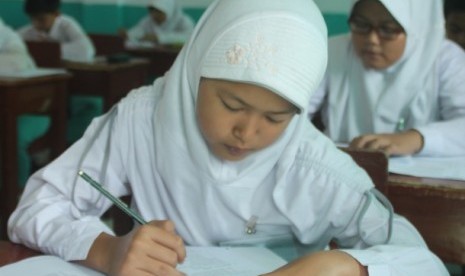 sejumlah siswa tengah mengikuti Ujian Sekolah yang digelar serentak Senin (19/5)