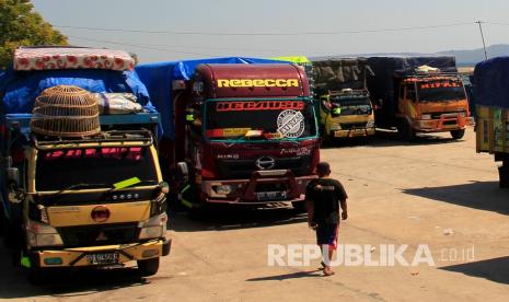 Seorang sopir berjalan di samping deretan truk logistik antarpulau di NTT berjalan di pelabuhan ASDP Indonesia Ferry di Bolok, Kupang, NTT, beberapa waktu lalu.