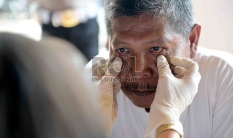  Seorang sopir bus luar kota mengikuti tes kesehatan yang diadakan oleh Badan Narkotika Nasional Provinsi (BNNP) DKI Jakarta di Terminal Lebak Bulus, Jakarta, Kamis (1/8).    (Republika/Agung Supriyanto)