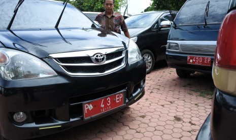 Seorang sopir memarkirkan mobil dinas di Kantor Pemerintah Kabupaten Situbondo, Jawa Timur, Kamis (22/6).