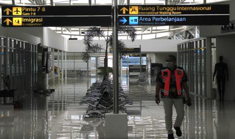 Seorang staf PT. Angkasa Pura I bandara El Tari Kupang berjalan di ruang tunggu bandara El Tari Kupang, NTT (ilustrasi) 