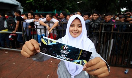 Seorang suporter sepak bola menunjukkan tiket semi final Piala AFF 2016 di kawasan Gelora Bung Karno (GBK), Jakarta, Jumat (2/12). Sebanyak 10 ribu tiket semi final Piala AFF 2016 khusus kateg