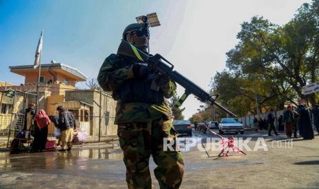 Seorang Taliban berjaga di luar rumah sakit militer, sehari setelah ledakan bom dan serangan militan ISIS, di Kabul, Afghanistan, Rabu (3/11/2021).