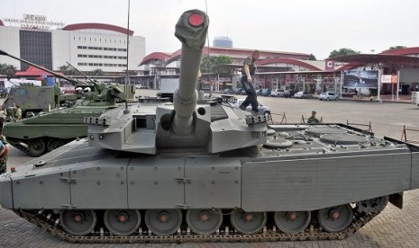  Seorang teknisi berada di atas Main Battle Tank (MBT) Leopard yang akan dipamerkan di Indo Defence 2012 di Jakarta Internasional Expo, Kemayoran, Jakarta, Senin (5/11).