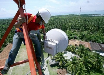 Seorang teknisi sedang melakukan maintenance berkala di Base Tranceiver Stations (BTS) Solar Cell Telkomsel di Pulau Panjang – Serang. 