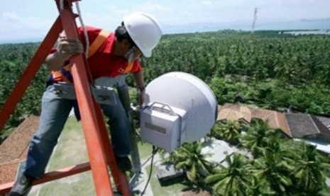 Seorang teknisi sedang melakukan maintenance berkala di Base Tranceiver Stations (BTS) 