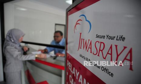 Seorang teller melayani nasabah di kantor pelayanan Jiwasraya.