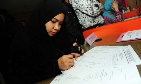 Seorang Tenaga Kerja Wanita (TKW) dari Arab Saudi mengisi formulir pendataan di Kantor Badan Nasional Penempatan dan Perlindungan Tenaga Kerja Indonesia (BP3TKI) Pontianak, Pontianak, Kalbar (Ilustrasi)