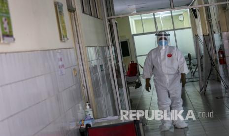 Seorang tenaga kesehatan dengan pakaian pelindung diri lengkap berjalan di ruangan pemeriksaan COVID-19 di rumah sakit rujukan COVID-19 RSUD Kabupaten Tangerang, Banten, Senin (13/7/2020). RSUD Kabupaten Tangerang Siapkan Tim Penanganan Pasien Gagal Ginjal Akut