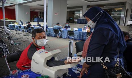 Seorang tenaga kesehatan menjalani pemeriksaan kesehatan sebelum disuntikkan vaksin COVID-19 di Poltekkes Kementerian Kesehatan, Bandung, Jawa Barat, Ahad (31/1/2021). Sebanyak 3.300 tenaga kesehatan di Provinsi Jawa Barat mengikuti vaksinasi COVID-19 secara massal yang tersebar di 24 titik guna mempercepat vaksinasi untuk tenaga kesehatan di Jawa Barat. 