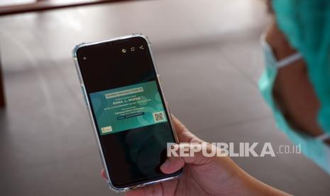 Seorang tenaga kesehatan menunjukan E-Sertifikat usai divaksin COVID-19 di Rumah Sakit Umum Daerah Sele Be Solu Kota Sorong, Papua Barat, Senin (18/1). Menteri Komunikasi dan Informatika Johnny G Plate mengajak masyarakat untuk membiasakan diri menjaga dan menghindari kebocoran data pribadi. 