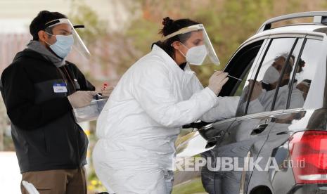 Seorang tenaga medis bersiap melakukan tes diagnostik swab hidung COVID-19 kepada pengendara di Mesa Park, Kota Bolinas, California, Amerika Serikat. Worldometers mencatat kematian akibat Covid-19 lampaui 650 ribu jiwa pada Selasa (28/7). Ilustrasi.