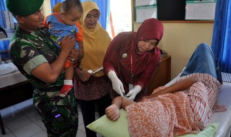 Seorang tenaga medis memasangkan alat kontrasepsi Implan KB atau Susuk pada seorang wanita saat berlangsung Pencanangan Kampung KB (ilustrasi)