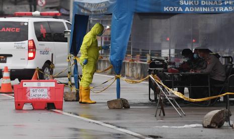 Seorang tenaga medis yang mengenakan baju hazmat melapor kepada petugas saat mengantar pasien COVID-19 di Rumah Sakit Darurat Covid-19 Wisma Atlet di Jakarta, Rabu (25/11/2020). Sejak 23 Maret hingga saat ini, total tercatat ada 29.536 orang yang terdaftar menggunakan fasilitas pelayanan kesehatan di Tower 4, 6, dan 7 RSD Wisma Atlet Kemayoran.