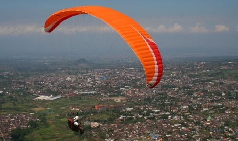 Seorang tengah bermain Paragliding di Kawasan Wisata Gunung Banyak, Kota Batu, Jawa Timur