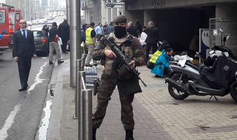  Seorang tentara Belgia berjaga di luar stasiun metro Maelbeek di Brussels , Belgia, Selasa (22/3).