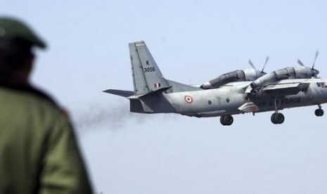 Seorang tentara India berjaga saat pesawat transportasi Angkatan Udara India AN-32 tinggal landas membawa personel keamanan.