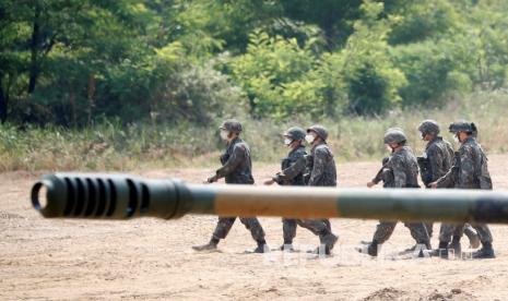 Seorang tentara Korea Selatan mengambil bagian dalam latihan penembakan langsung di dekat zona demiliterisasi yang memisahkan kedua Korea di Paju, Korea Selatan, Selasa (23/6). 