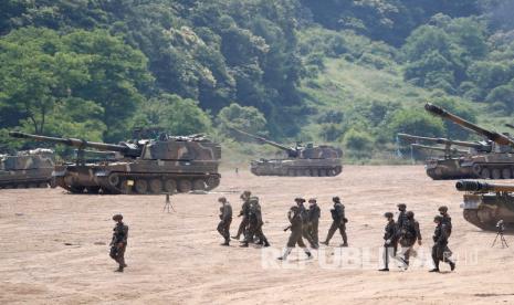 Seorang tentara Korea Selatan mengambil bagian dalam latihan penembakan. ilustrasi