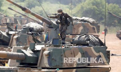 Seorang tentara Korea Selatan mengambil bagian dalam latihan penembakan langsung di dekat zona demiliterisasi yang memisahkan kedua Korea di Paju, Korea Selatan, Selasa (23/6). Para calon anggota militer Korea Selatan akan diberikan makanan yang sesuai dengan pola makan mereka, utamanya bagi Muslim dan vegetarian. 