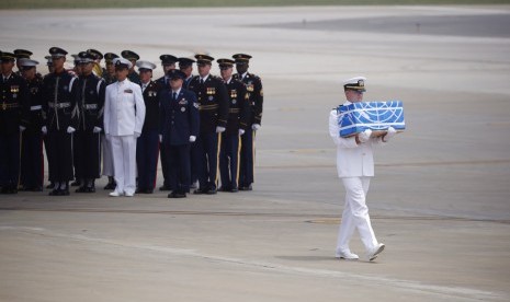 Seorang tentara membawa sebuah peti berisi sisa tentara Amerika Serikat (AS) yang tewas dalam Perang Korea di Pangkalan Udara Osan di Pyeongtaek, Korea Selatan, Jumat (27/7).