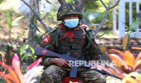  Seorang tentara menjaga pintu masuk wisma kota tempat anggota parlemen yang baru terpilih tinggal di Naypyitaw, Myanmar,  Rabu (3/2). Militer Myanmar merebut kekuasaan dan mengumumkan keadaan darurat selama satu tahun setelah menangkap Penasihat Negara Aung San Suu Kyi dan Presiden Myanmar Win Myint. 