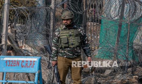  Seorang tentara paramiliter India berjaga di luar pos paramiliter selama pemogokan untuk menandai peringatan kematian pemimpin separatis Maqbool Bhat di Srinagar, Kashmir yang dikendalikan India, Kamis (11/2).