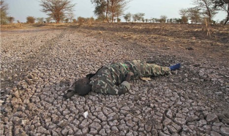 Seorang tentara Sudan tergeletak tewas di jalanan menuju ladang minyak Heglig dimana tentara pemerintah terlibat pertempuran dengan pasukan Sudan Selatan.