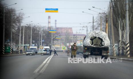  Seorang tentara Ukraina berdiri di samping kendaraan militer di sebuah jalan di Kramatosrk, Ukraina timur, Kamis, 24 Februari 2022. Pasukan Rusia melancarkan serangan luas ke Ukraina pada Kamis. Presiden Vladimir Putin mengesampingkan kecaman dan sanksi internasional dan memperingatkan negara-negara lain bahwa setiap upaya untuk ikut campur akan mengarah pada konsekuensi yang belum pernah Anda lihat.