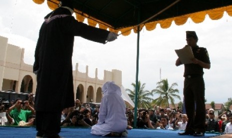 Seorang terdakwa pelaku khalwat dihukum cambuk di Kabupaten Aceh Besar, Provinsi Aceh.