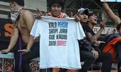 Seorang The Jakmania yang ditagih untuk memenuhi janji kawin dengan monyet.