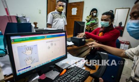 Warga sedang melakukan perekaman sidik jari untuk pembuatan KTP-elektronik (KTP-el) kantor Dinas Kependudukan Dan Catatan Sipil (Dukcapil).